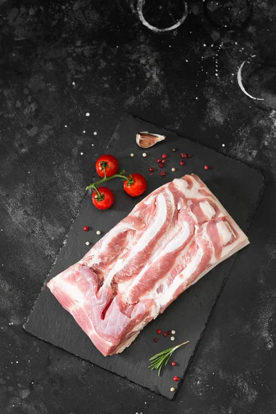 Porco Uma Tábua Madeira Brisket Fundo Escuro — Fotografia de Stock