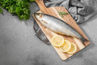 Gri bir arka plan üzerinde doğrama Tahtası üzerinde çiğ balık. Uskumru.