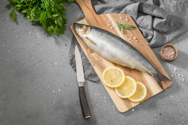 Gri bir arka plan üzerinde doğrama Tahtası üzerinde çiğ balık. Uskumru.
