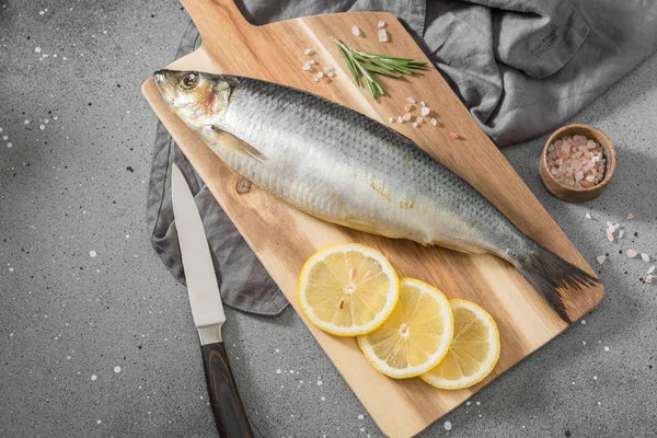 Gri bir arka plan üzerinde doğrama Tahtası üzerinde çiğ balık. Uskumru.