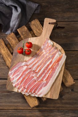 Tahta bir masanın üzerinde tahta bir tahta üzerinde pastırma. Rustik stil