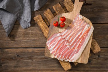 Tahta bir masanın üzerinde tahta bir tahta üzerinde pastırma. Rustik stil