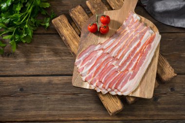 Tahta bir masanın üzerinde tahta bir tahta üzerinde pastırma. Rustik stil