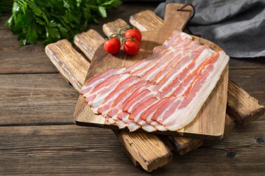 Tahta bir masanın üzerinde tahta bir tahta üzerinde pastırma. Rustik stil