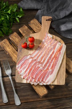 Tahta bir masanın üzerinde tahta bir tahta üzerinde pastırma. Rustik stil