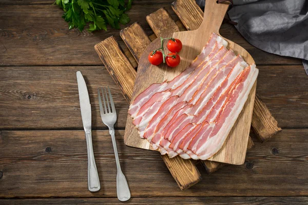 Tahta bir masanın üzerinde tahta bir tahta üzerinde pastırma. Rustik stil