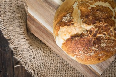 Ahşap bir masa ekmek. Rustik tarzı