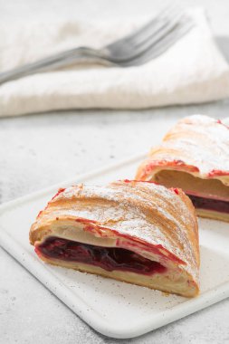 Hafif arka planda kiraz beyaz Kurulu ile Strudel