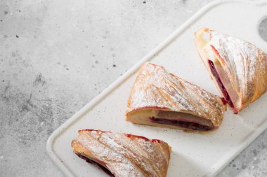 Hafif arka planda kiraz beyaz Kurulu ile Strudel