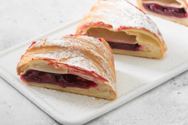 Hafif arka planda kiraz beyaz Kurulu ile Strudel