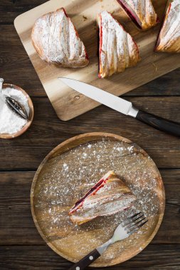 Ahşap arka plan üzerinde kiraz ile Strudel. Rustik stil