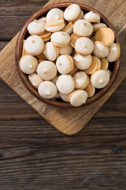 Açık gri arka plan üzerinde beyaz bir vazo tereyağı çerezleri