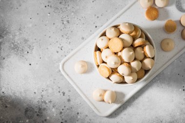 Açık gri arka plan üzerinde beyaz bir vazo tereyağı çerezleri