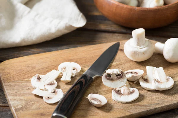 Champiñones Picados Una Tabla Madera —  Fotos de Stock