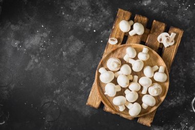 Tahta bir kapta mantarlar. Koyu arka plan