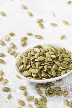 Beyaz bir kase kabak çekirdeği