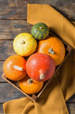 Tahta masadaki balkabakları. Sonbahar hasadı konsepti