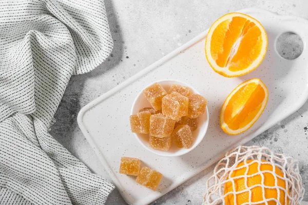 Marmalade Espolvorear Con Azúcar Tazón Cerámica Blanca Sobre Una Mesa — Foto de Stock