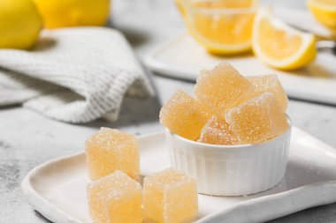 Limonlu marmelat kaseye şeker serpiştirilmiş.