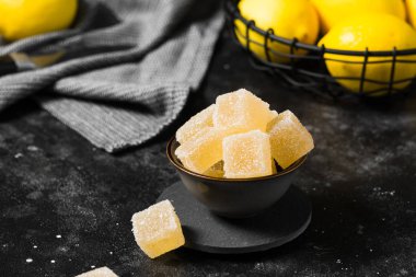 Limonlu marmelat kaseye şeker serpiştirilmiş.