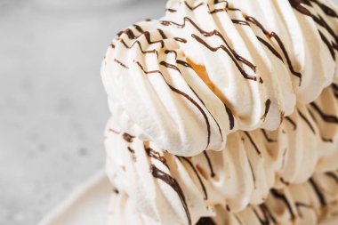 Çikolata serpiştirilmiş beyaz krema. İtalyan tatlısı