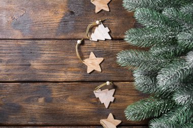 Noel ya da yeni yıl tatillerinde boş not defterleri, köknar dalları ve ahşap süslemeler. Kopyalama alanı olan üst görünüm