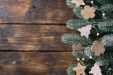 Noel ya da yeni yıl tatillerinde boş not defterleri, köknar dalları ve ahşap süslemeler. Kopyalama alanı olan üst görünüm