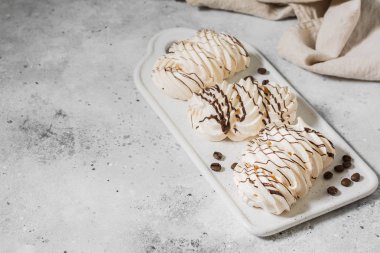 Çikolata serpiştirilmiş beyaz krema. İtalyan tatlısı