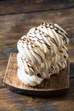 Çikolata serpiştirilmiş beyaz krema. İtalyan tatlısı