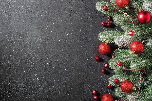 Рождественский фон украшен деревянными варежками на прищепках. Вид сверху с пространством для копирования
