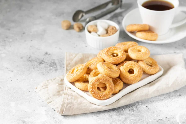 Pastel Hojaldre Espolvoreado Con Azúcar Plato Blanco Sobre Fondo Gris —  Fotos de Stock