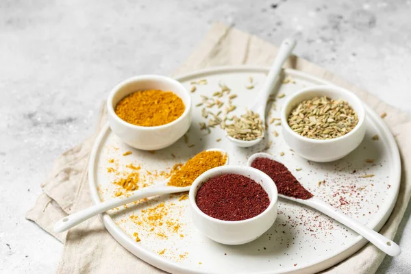 Specerijen Specerijen Witte Schalen Een Lichtgrijze Tafel Kurkuma Gember Curry — Stockfoto