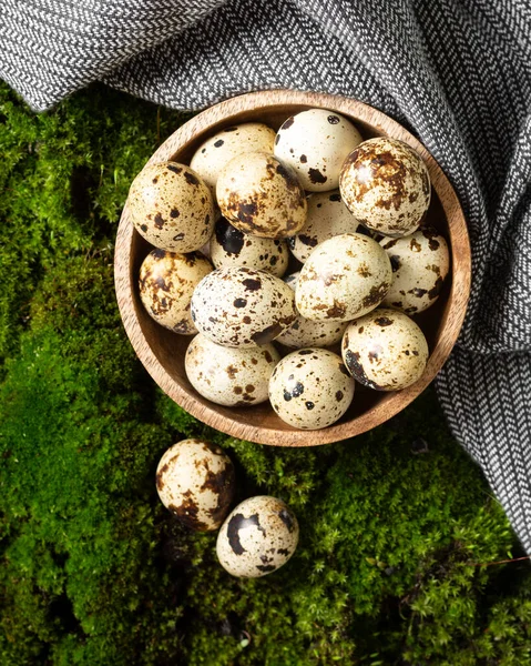 Œufs Caille Dans Bol Bois Sur Fond Mousse Sur Mousse — Photo