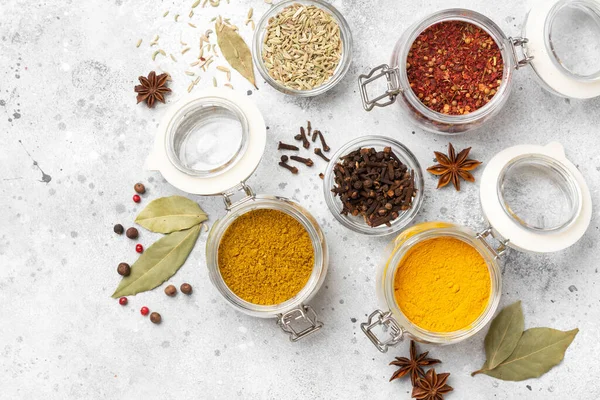 Kruiden Specerijen Glazen Potten Een Lichtgrijze Tafel Specerijen Close Met — Stockfoto