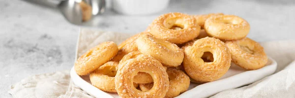 Pastel Hojaldre Espolvoreado Con Azúcar Plato Blanco Sobre Fondo Gris —  Fotos de Stock