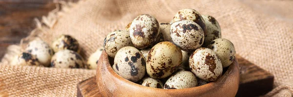 Œufs Caille Frais Dans Bol Bois Sur Une Table Bois — Photo