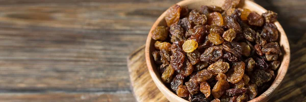 Raisins Una Ciotola Legno Sul Tavolo Cucina Marrone Primo Piano — Foto Stock