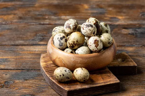 Œufs Caille Frais Dans Bol Bois Sur Une Table Bois — Photo