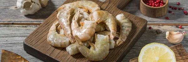 Tiger Prawns Serving Board Gray Wooden Table Lots Raw Tiger — Stock Photo, Image