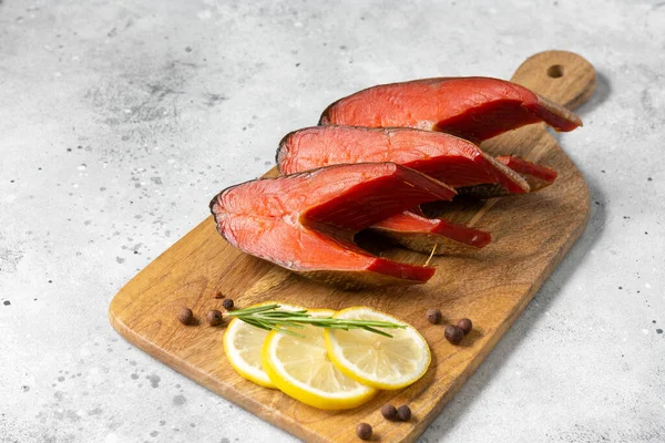 Sockeye Salmon Sockeye Steaks Serving Board Light Gray Kitchen Table — Stock Photo, Image