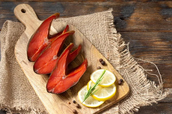 Sockenaugen Lachs Sockensteaks Auf Einem Servierbrett Auf Dem Braunen Küchentisch — Stockfoto