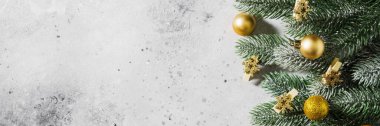 Mutlu yıllar ve mutlu Noeller. Altın Noel ya da Noel ağacının dallarındaki yeni yıl süslemeleri. Noel arkaplanı. Pankart
