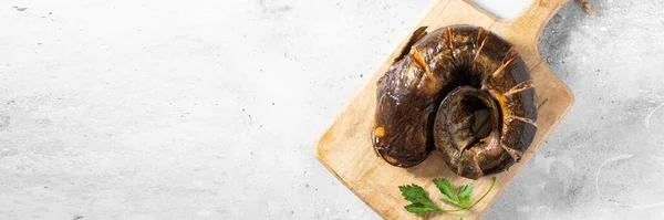 Bagre Ahumado Frío Una Mesa Servir Madera Mesa Cocina Gris — Foto de Stock