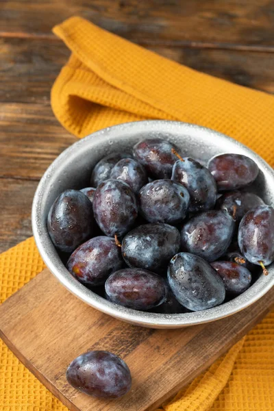 Prune Mûre Beaucoup Prunes Dans Bol Métal Sur Une Table — Photo