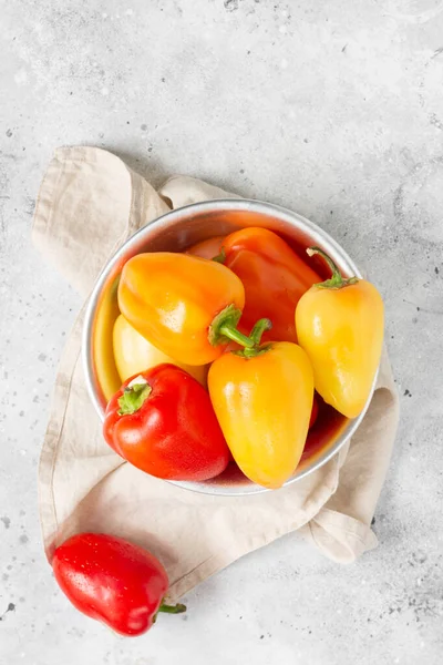 Pimienta Dulce Pimientos Rojos Amarillos Anaranjados Recipiente Metal Mesa Cocina — Foto de Stock