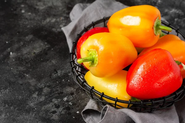 Pimenta Doce Pimentas Vermelhas Amarelas Laranja Uma Cesta Mesa Cozinha — Fotografia de Stock