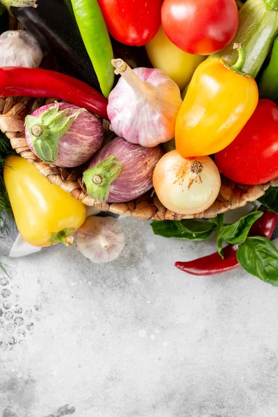 Sortimento Legumes Cesto Muitos Vegetais Crus Diferentes Cesto Berinjela Tomates — Fotografia de Stock