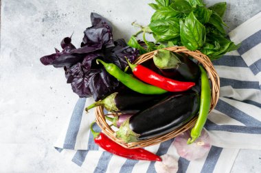 Taze çiğ sebze. Sepette patlıcan var. Sağlıklı beslenme kavramı. Metin için boşluk olan üst görünüm