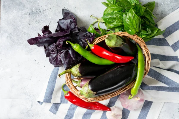 Taze çiğ sebze. Sepette patlıcan var. Sağlıklı beslenme kavramı. Metin için boşluk olan üst görünüm