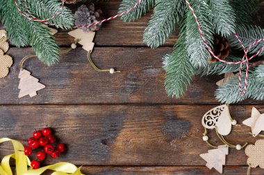 Mutlu yıllar ve mutlu Noeller. Tahta Noel ya da Noel ağacının dallarında yeni yıl süslemeleri. Noel arkaplanı. Metin için boşluk olan üst görünüm. Pankart